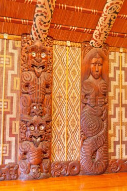 WAITANGI, NEW ZEALAND - 1 Haziran 2010: Te Whare Runanga, Maori Toplantı Evi, Waitangi, Kuzey Adası, Yeni Zelanda 'da geleneksel Maori oymacılığı.