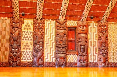 WAITANGI, NEW ZEALAND - 1 Haziran 2010: Te Whare Runanga, Maori Toplantı Evi, Waitangi, Kuzey Adası, Yeni Zelanda 'da geleneksel Maori oymacılığı.