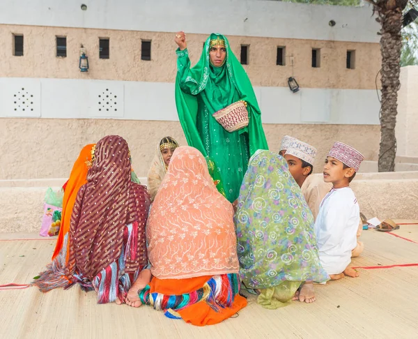 Muscat Oman February 2008年2月1日 一位穿着传统服装的阿曼教师给她的小学生上户外课 — 图库照片