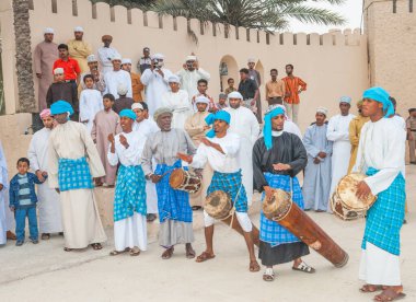 MÜZCAT, OMAN - 1 Şubat 2008: Umman Sultanlığı 'nda Muscat' ta bir kabile dansı için müzik sağlayan Umman müzisyenleri.