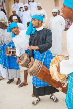 MÜZCAT, OMAN - 1 Şubat 2008: Umman Sultanlığı 'nda Muscat' ta bir kabile dansı için müzik sağlayan Umman müzisyenleri.