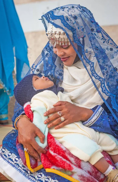 Muscat Oman February 2008 Оманська Мати Традиційному Одязі Дитиною Маскаті — стокове фото