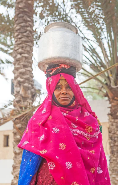 Muscat Oman February 2008 Omani Woman Traditional Dress Carrying Milk — 图库照片