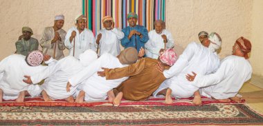 MÜZCAT, OMAN - 1 Şubat 2008: Umman Sultanlığı 'nda, Muscat' ta (geleneksel buluşma yeri) bir ayin gerçekleştiren Umman erkekleri.