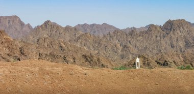 Umman Sultanlığı 'ndaki Ray kasabası yakınlarındaki Hajar Dağları' ndaki bir vadide saklı bir minare..