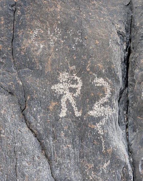 Petroglifo Mostrando Homem Enfrentando Uma Cobra Nas Montanhas Hajar Interior — Fotografia de Stock