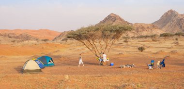 WADI SUMAYNI, OMAN - 6 Nisan 2007: Umman Sultanlığı 'nda Wadi Sumayni' de bir çöl kamp alanı.