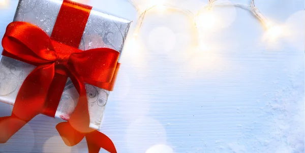 Caixa de presente de Natal e luz de Natal — Fotografia de Stock