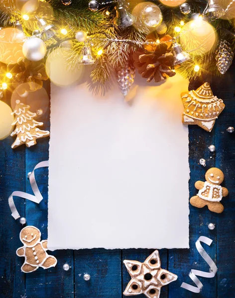Konst jul bakgrund med fir grenar och silver bollar med — Stockfoto