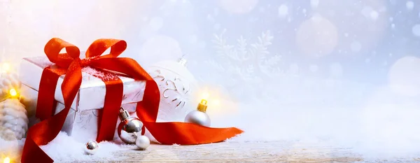 Umění vánoční dárkové krabice a vánoční dekorace na světlo backgro — Stock fotografie