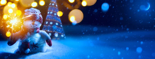 Kunst Kerstmis achtergrond met kerstboom en sneeuwpop — Stockfoto