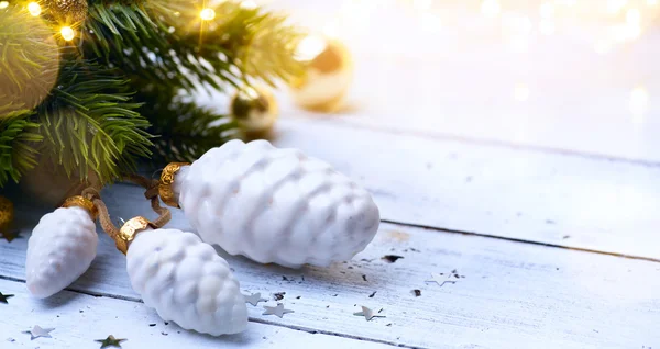 Arte sfondo natalizio con albero di Natale luce e decoratio — Foto Stock