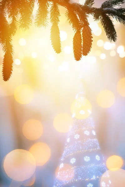 Рождественский фон с елкой и праздничным светом — стоковое фото