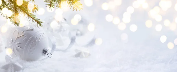 Dekorasi Natal seni dan cahaya liburan di snow Background — Stok Foto