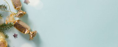 Noel tatil dekorasyon ve ağaç ışık mavi zemin üzerine