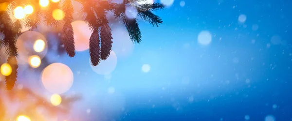 Kunst Weihnachten Hintergrund mit Weihnachtsbaum und Feiertage Licht — Stockfoto