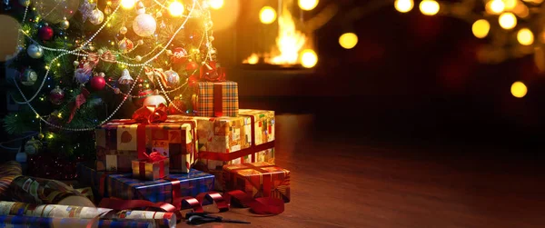 Noel ağacı ve tatil şömine arka plan üzerinde mevcut — Stok fotoğraf