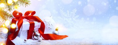 Sanat Noel tatil arka plan; hediye kutusu ve Noel ağacı d