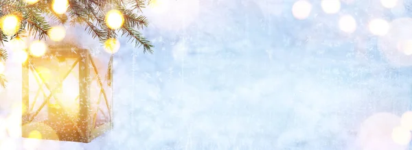 アート ブルーなクリスマス。雪のボールのクリスマス ツリーと休日光 — ストック写真