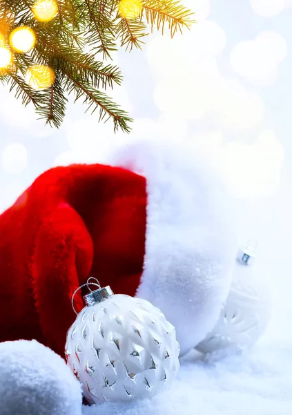 Noel Baba şapkaları ve Noel ağacı Noel şenlikli arka plan — Stok fotoğraf