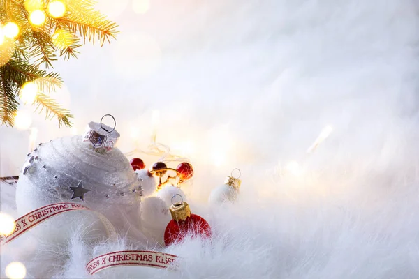Noel tatil dekorasyon ve ağaç beyaz arka plan üzerinde ışık — Stok fotoğraf
