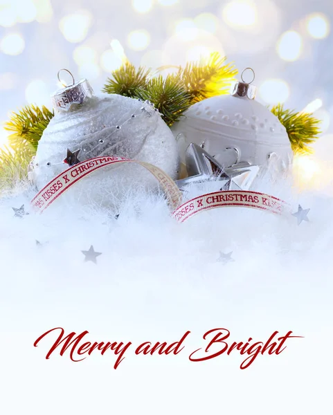Arte Navidad vacaciones decoración y árbol de luz sobre fondo blanco — Foto de Stock