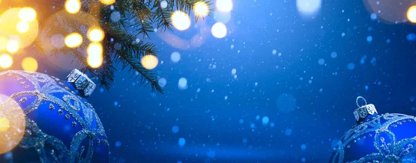 Sztuka świątecznych dekoracji na tle śniegu niebieski — Zdjęcie stockowe