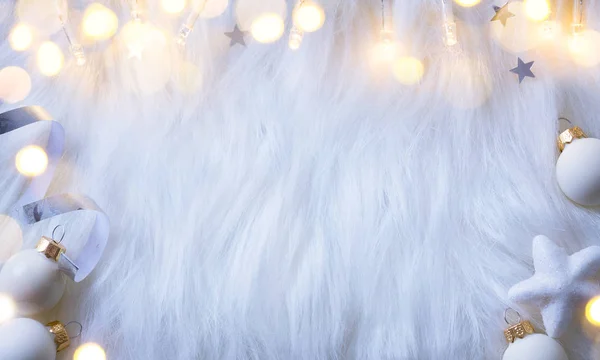 Різдвяні свята фон з ялинковим світлом на білому — стокове фото