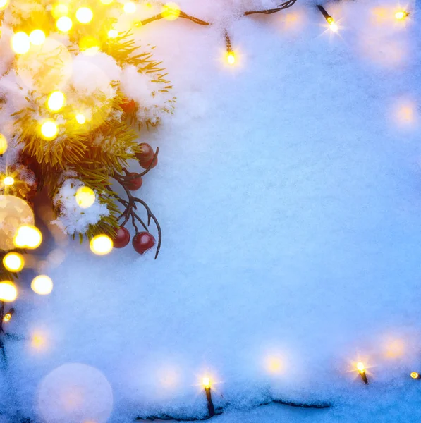 Kerstmis achtergrond met sneeuw fir tree en feestdagen licht blauw. — Stockfoto