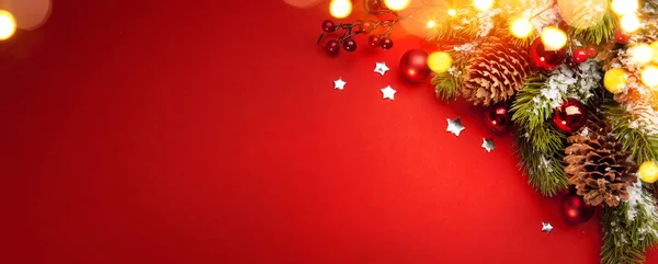 Composición navideña sobre fondo rojo con espacio para copiar — Foto de Stock