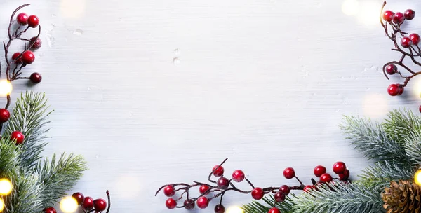 Julehøytidssammensetning med julepynt på – stockfoto