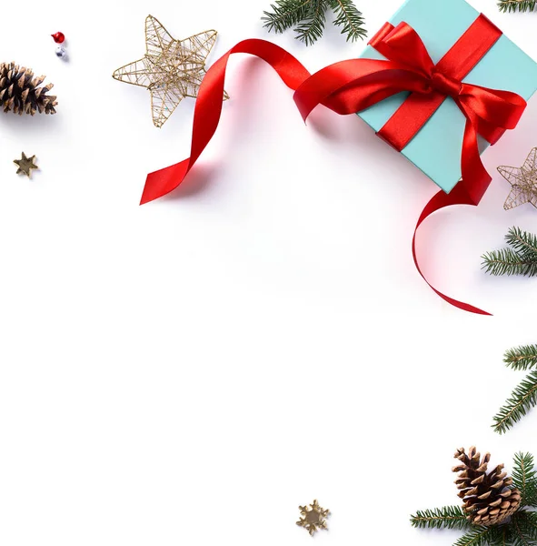 Christmas wakacje składu; Świąteczny prezent, gałęzie drzewa jodły — Zdjęcie stockowe
