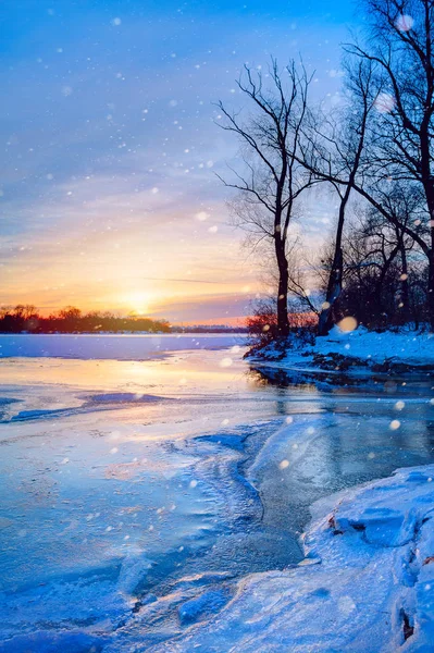 Winter landschap panorama; zonsondergang op de oever van een bevroren rivier; — Stockfoto