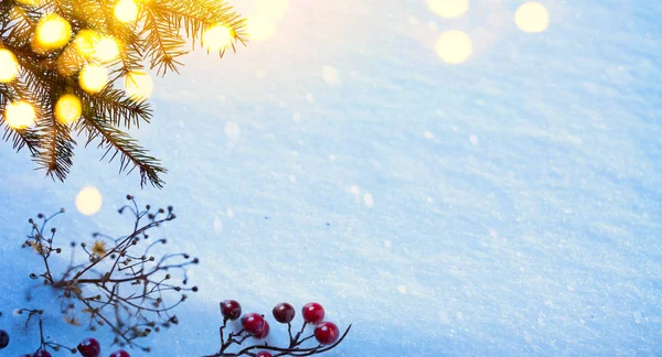 Kunst Schnee Weihnachtsbaum, Stechpalme und Feiertage Licht; echte wi — Stockfoto
