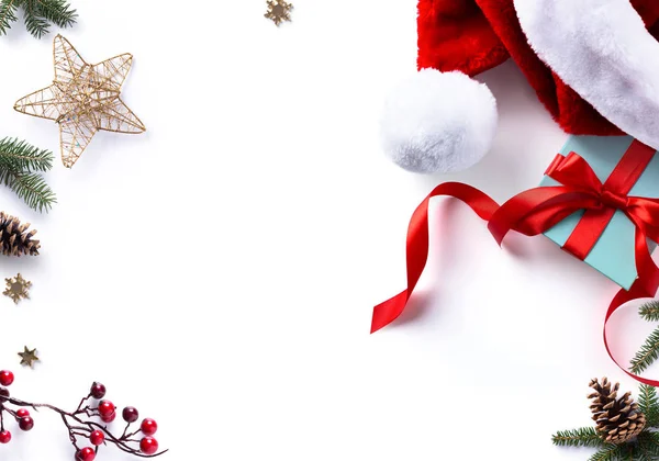 Regalo de Navidad, decoraciones y fiestas dulces en el fondo blanco — Foto de Stock