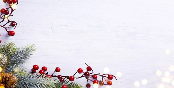 Composition vacances de Noël sur fond blanc avec copie spa — Photo