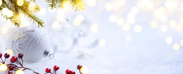 Natal brilhante; Fundo de férias com ornamento de Natal na neve — Fotografia de Stock