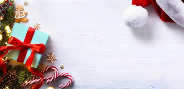 Noel tatil kompozisyon c Beyaz ahşap zemin üzerine — Stok fotoğraf