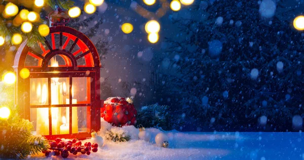 Weihnachten Hintergrund mit Dekorationen und Schnee Weihnachtsbaum — Stockfoto