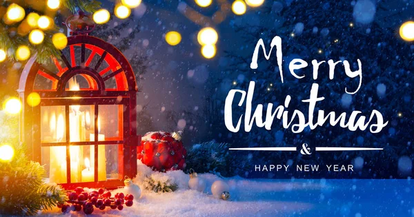 Kerstmis achtergrond met versieringen en Snow Christmas Tree — Stockfoto