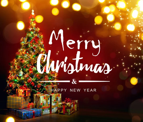 Schön geschmückter Weihnachtsbaum mit Geschenkschachteln und Magie — Stockfoto