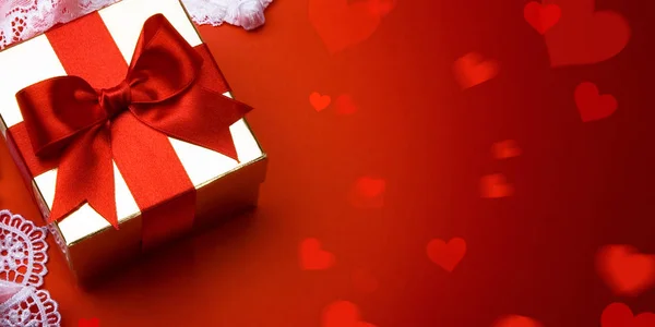 Art Saint-Valentin ; boîte cadeau d'or sur fond rouge — Photo