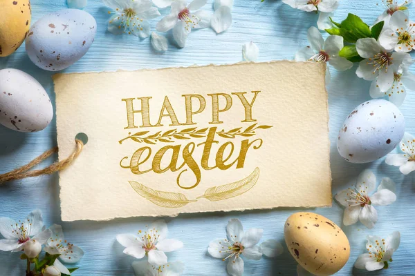 Feliz Pascua; Flores de primavera y huevos de Pascua — Foto de Stock