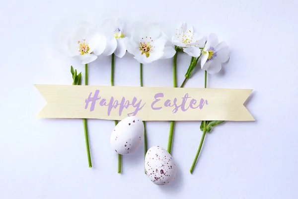 Art happy Easter day; Easter egg and spring flowers — Stock Photo, Image