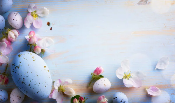 Arte Pascua Fondo con huevos de Pascua y flores de primavera . — Foto de Stock