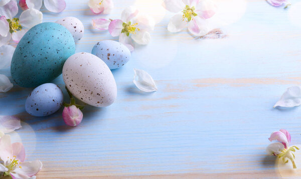 art Easter background with Easter eggs and spring flowers. 