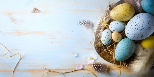 Sfondo pasquale con uova di Pasqua e fiori primaverili. Vista dall'alto — Foto Stock