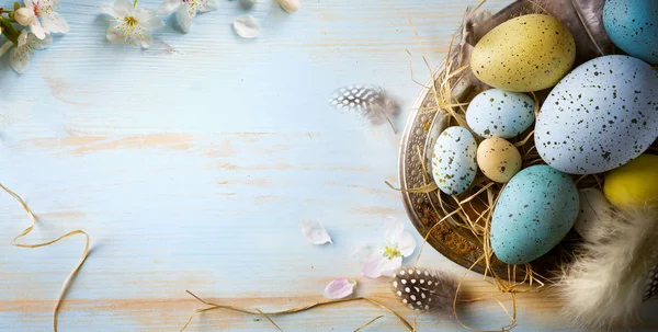 Fondo de Pascua con huevos de Pascua y flores de primavera. Vista superior — Foto de Stock