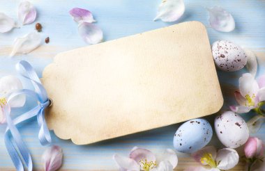 Bahar çiçekleri ve Paskalya yumurtası. Mutlu Paskalya gün arka plan 