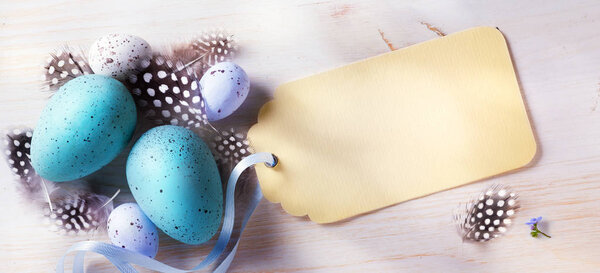 Счастливый пасхальный день; праздничный фон с пасхальными яйцами и едой
